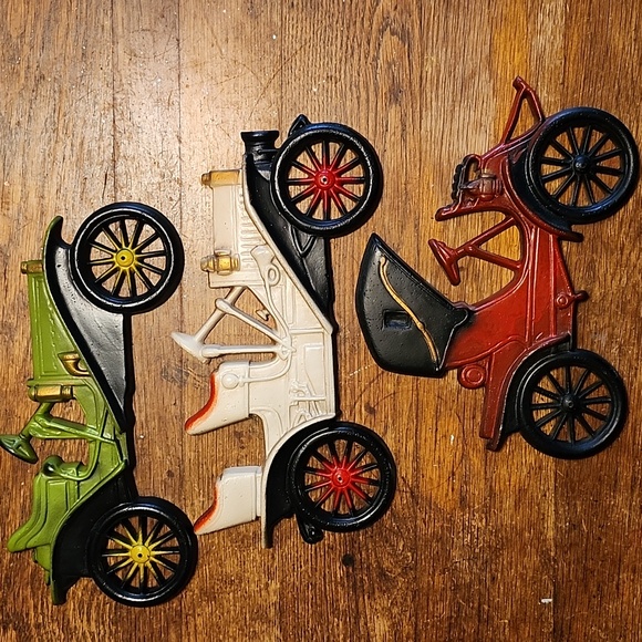 Vintage Midwest Cast Aluminum Wall Hanging Plaques Car Collectibles Set of 3 - Picture 1 of 11